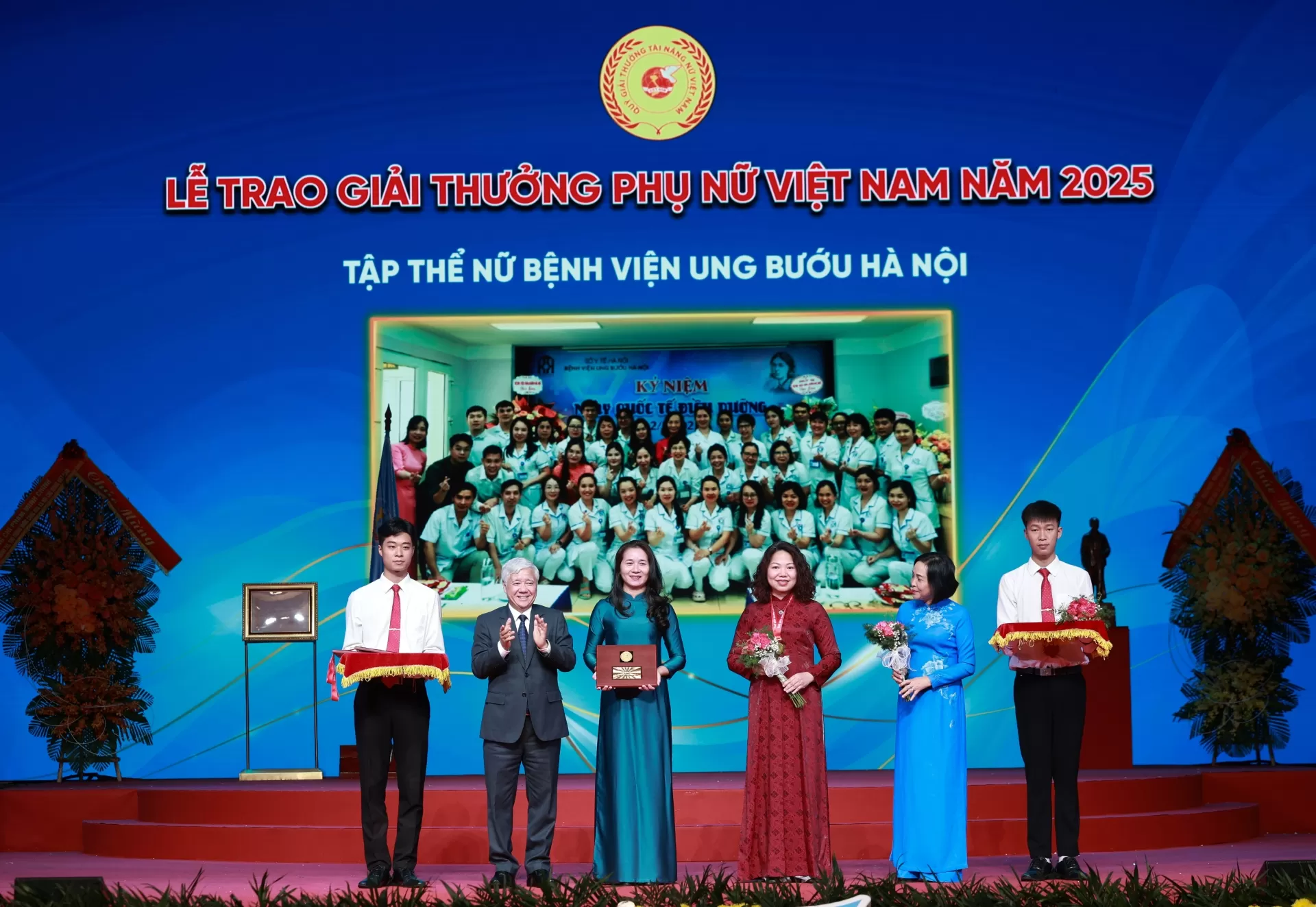 Giải thưởng “Phụ nữ Việt Nam” năm 2025 của Trung ương Hội   Liên hiệp Phụ nữ Việt Nam trao tặng tập thể nữ cán bộ nhân viên  Bệnh viện Ung Bướu Hà Nội.