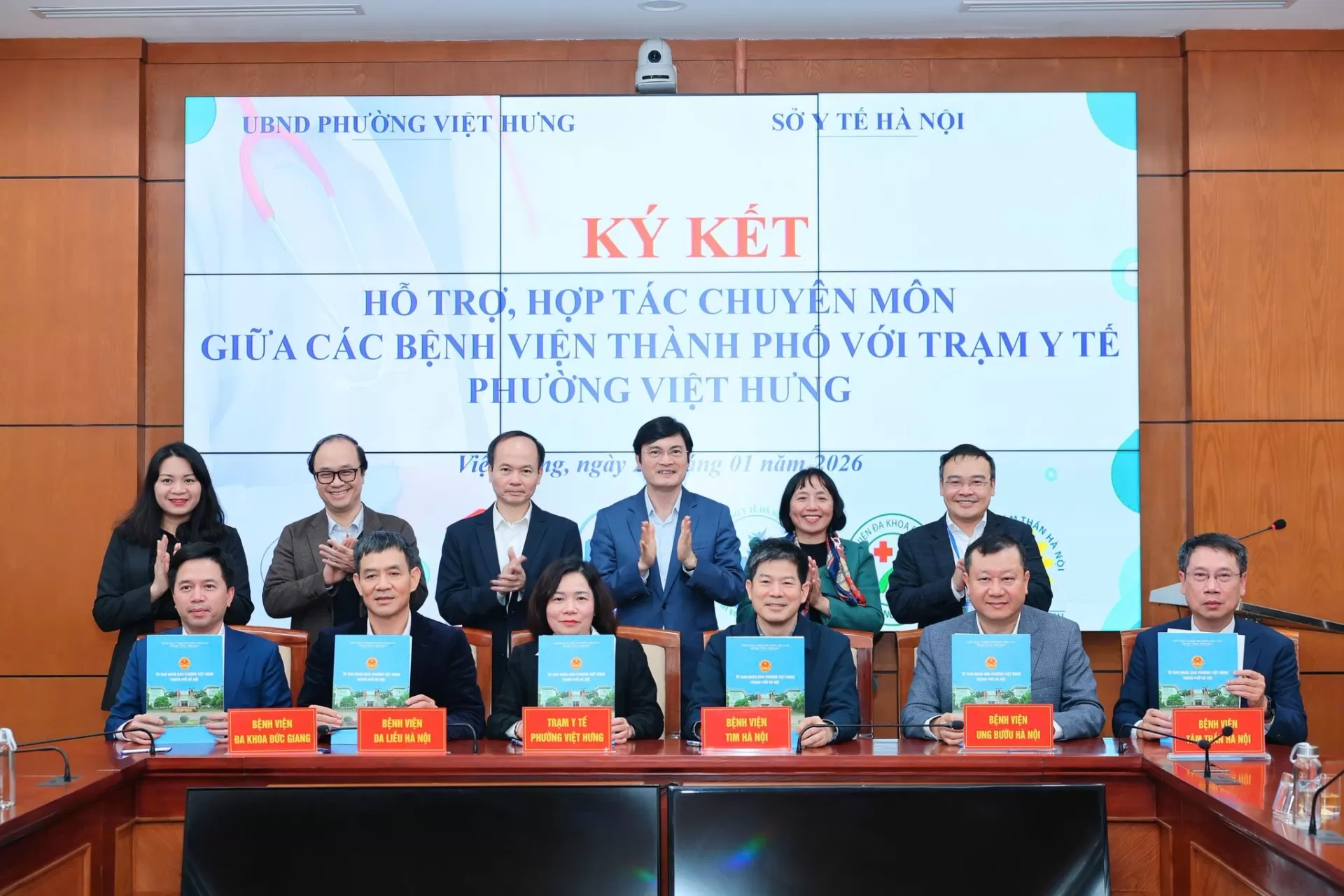 Bệnh viện Ung Bướu Hà Nội cùng các bệnh viện thành phố hỗ trợ, hợp tác chuyên môn với Trạm y tế Phường Việt Hưng