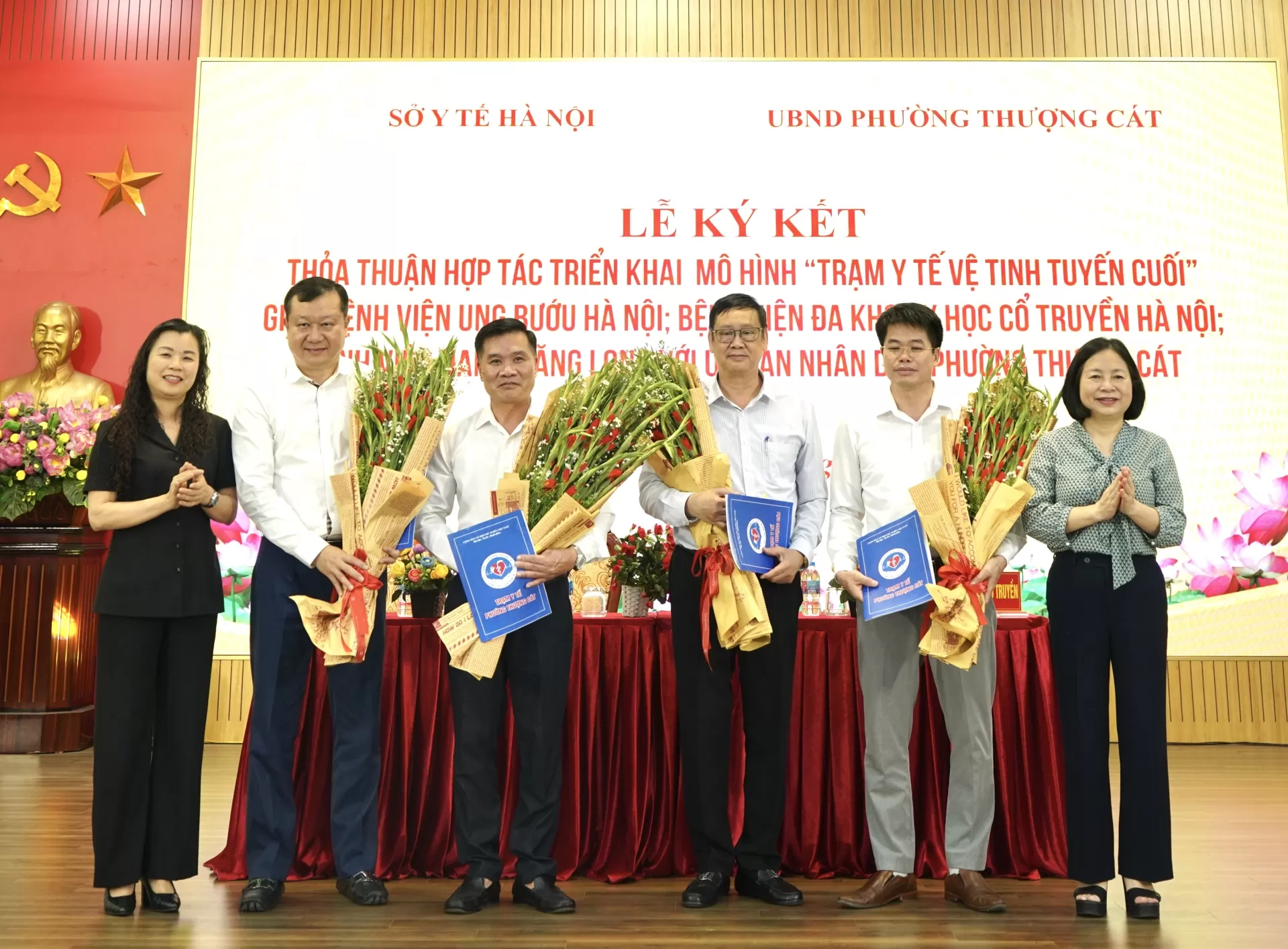 Lễ ký kết thoả thuận hợp tác giữa Bệnh viện Ung Bướu Hà Nội và Trạm y tế phường Thượng Cát