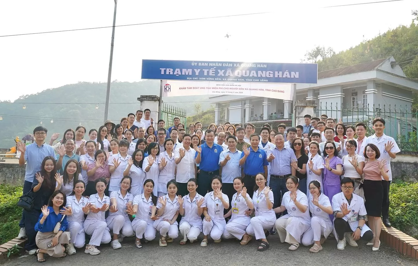 Bệnh viện Ung Bướu Hà Nội tổ chức khám tầm soát ung thư miễn phí kết hợp trao quà từ thiện tại xã Quang Hán, tỉnh Cao Bằng