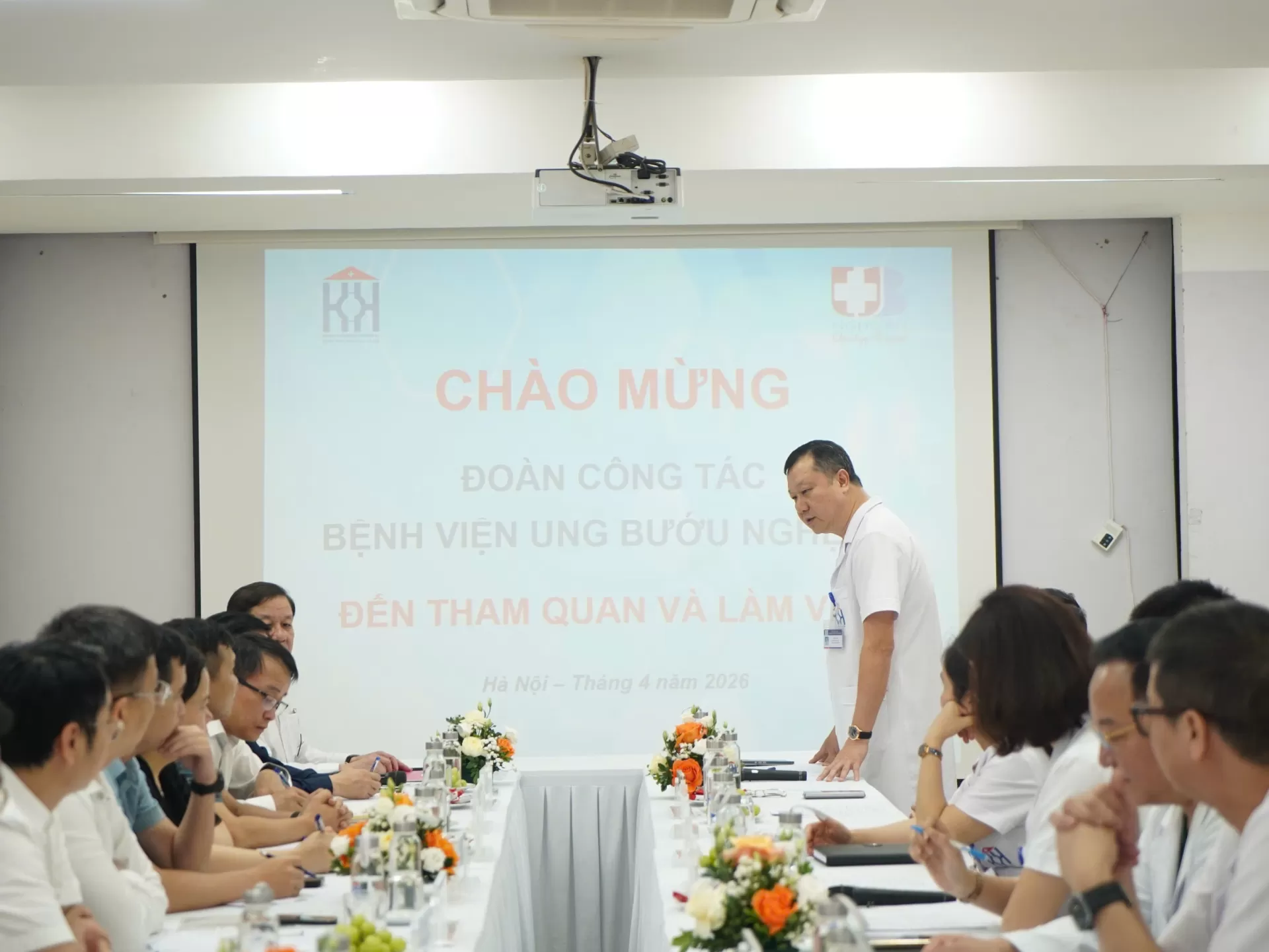 Bệnh viện Ung Bướu Hà Nội đón tiếp đoàn công tác Bệnh viện Ung Bướu Nghệ An tham quan, học tập và trao đổi chuyên môn