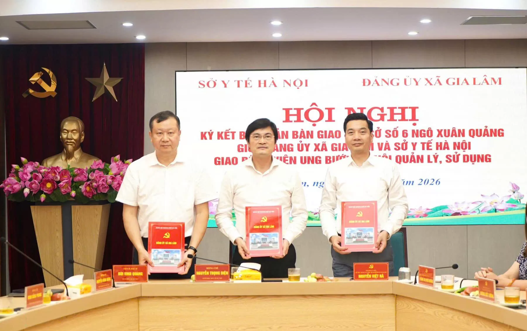 Hội nghị ký kết biên bản bàn giao trụ sở số 6 Ngô Xuân Quảng giữa Đảng ủy xã Gia Lâm và Sở Y tế Hà Nội giao Bệnh viện Ung Bướu Hà Nội quản lý, sử dụng