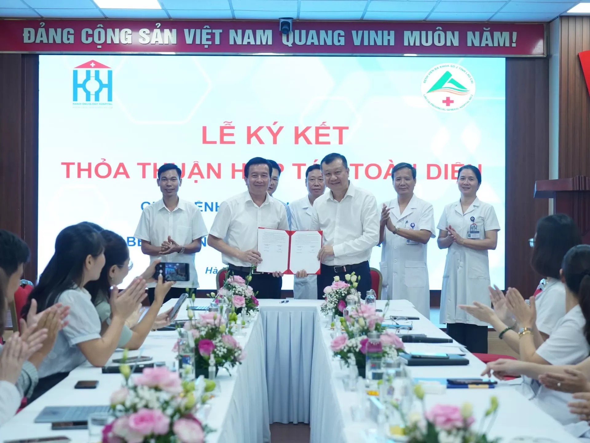 Bệnh viện Ung Bướu Hà Nội ký kết hợp tác toàn diện với Bệnh viện Đa khoa số 2 tỉnh Lào Cai