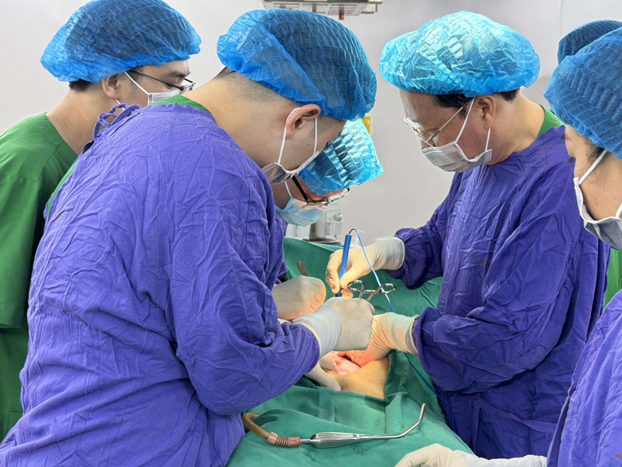 CỨU SỐNG BỆNH NHÂN CÓ KHỐI UNG THƯ BUỒNG TRỨNG “KHỔNG LỒ” KÈM BỆNH NỀN TIM MẠCH NGUY HIỂM