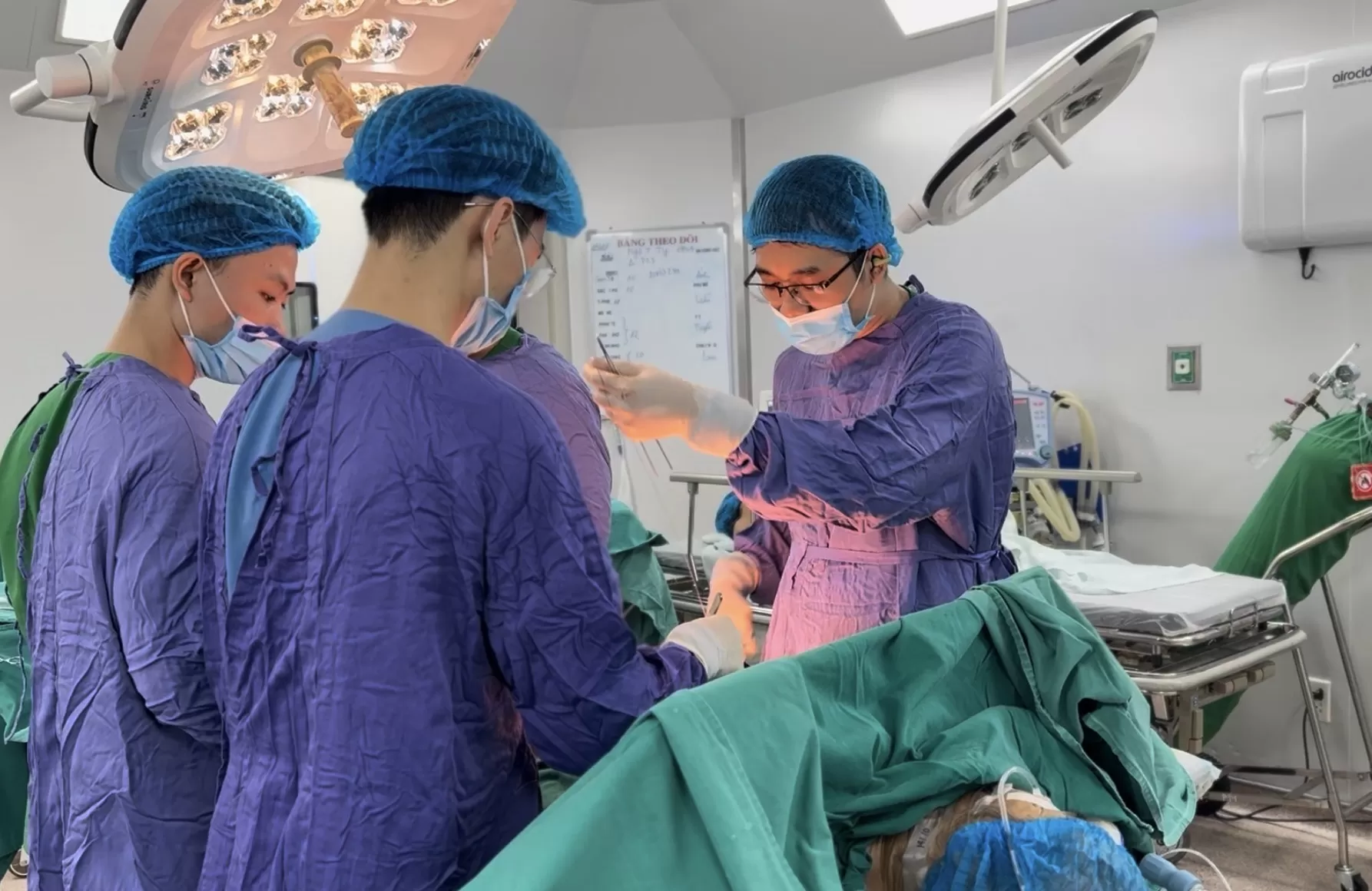 Phẫu thuật thành công khối sarcoma mỡ sau phúc mạc khổng lồ ở bệnh nhân 76 tuổi