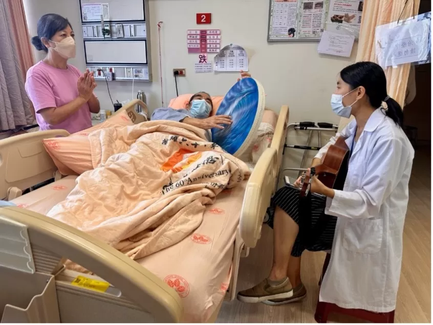 Đại diện Bệnh viện Ung Bướu Hà Nội dành giải Nhì cuộc thi ảnh quốc tế về chăm sóc giảm nhẹ