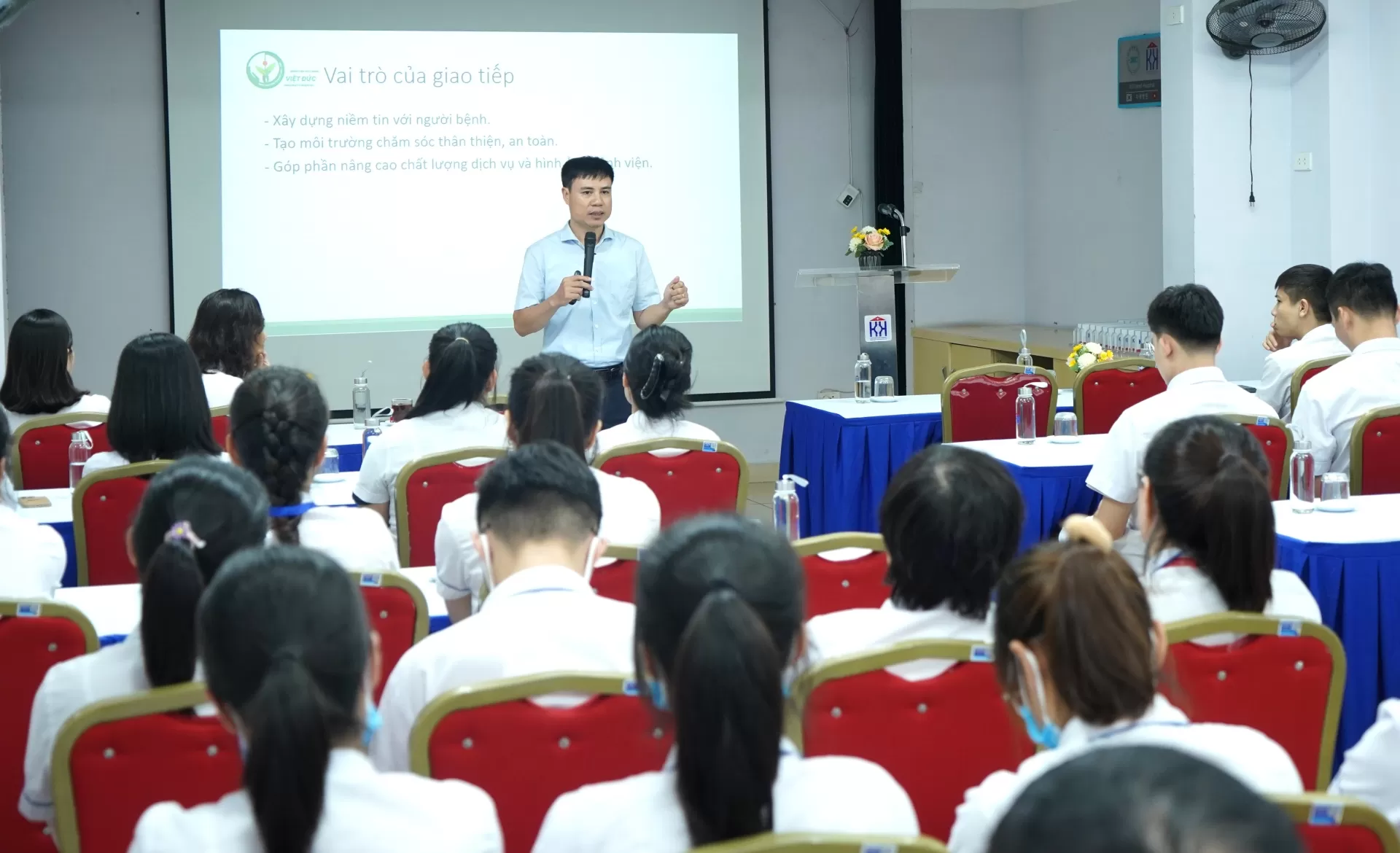 Bệnh viện Ung Bướu Hà Nội tổ chức tập huấn kỹ năng giao tiếp ứng xử cho điều dưỡng, kỹ thuật y năm 2025