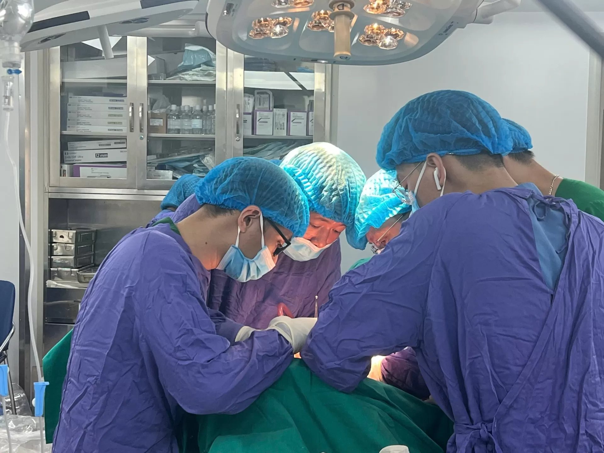 Bệnh viện Ung Bướu Hà Nội phẫu thuật thành công khối u thận “khổng lồ” xâm lấn tĩnh mạch chủ dưới