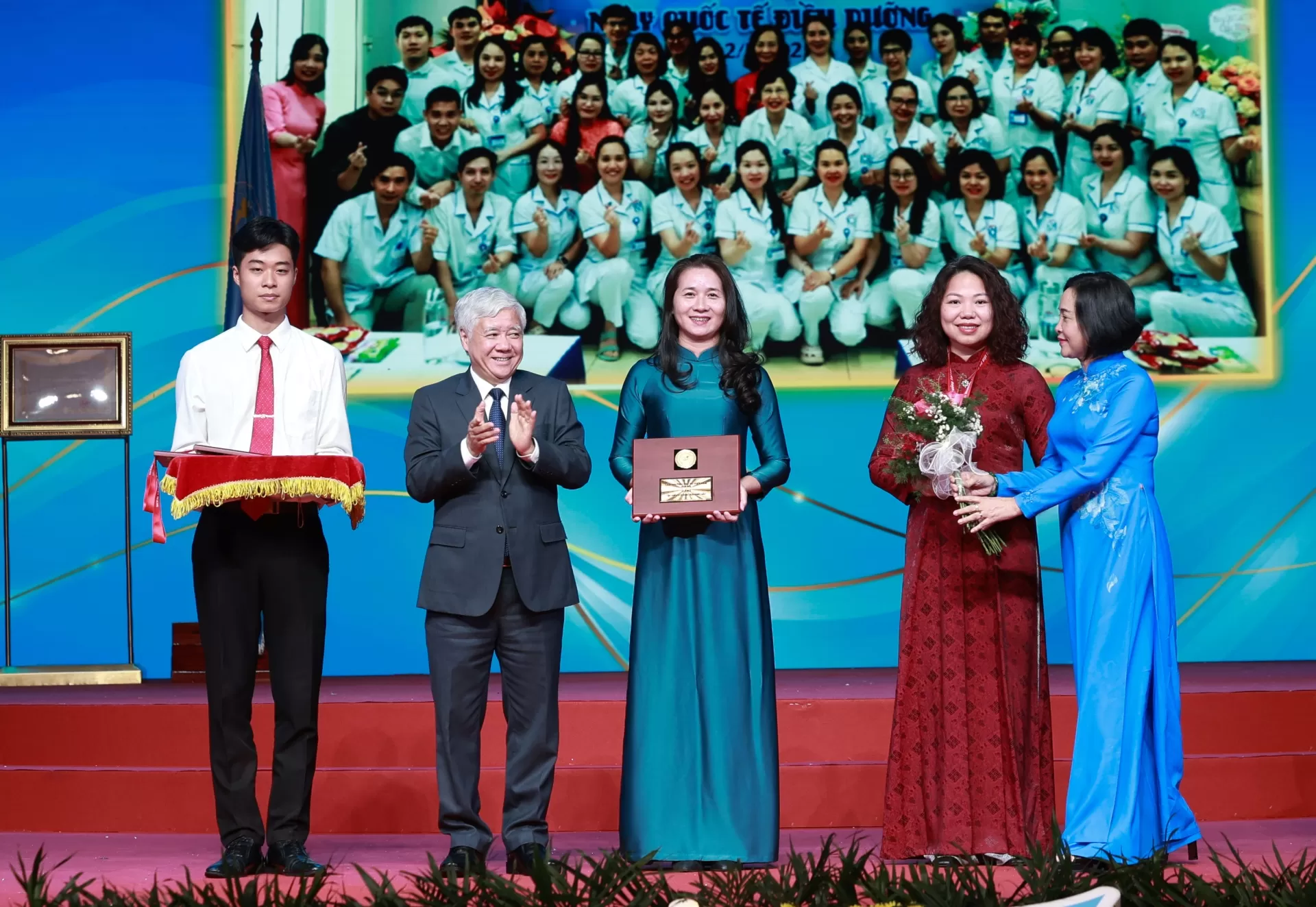 Tập thể cán bộ nhân viên nữ Bệnh viện Ung Bướu Hà Nội được vinh danh tại giải thưởng Phụ Nữ Việt Nam 2025