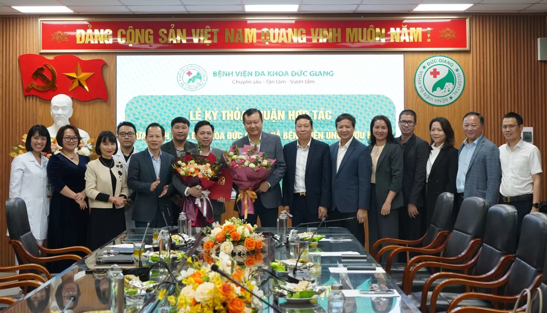 Lễ kí kết Thỏa thuận hợp tác toàn diện giữa Bệnh viện Ung bướu Hà Nội với Bệnh viện đa khoa Đức Giang