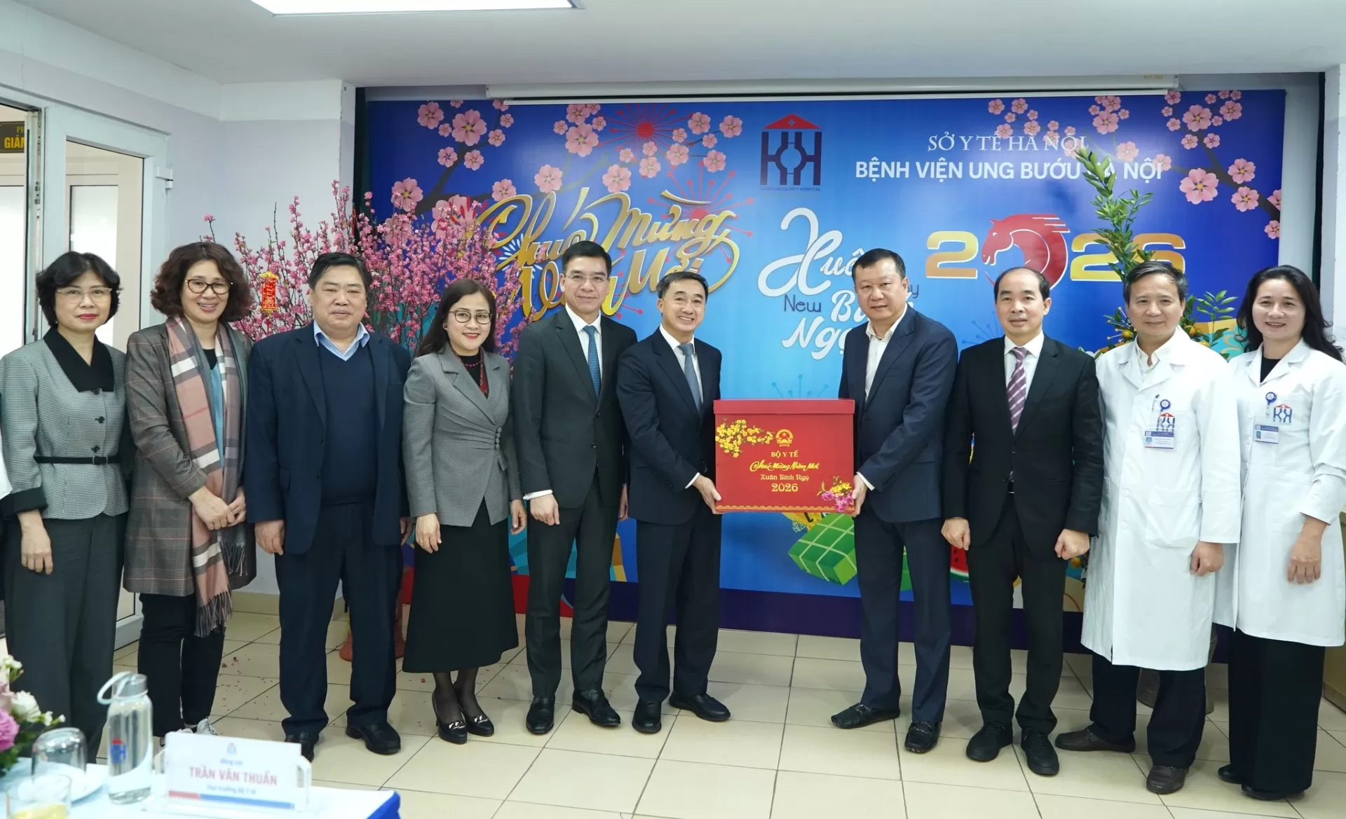 Thứ trưởng Bộ Y tế Trần Văn Thuấn thăm, chúc tết và kiểm tra công tác trực tết tại Bệnh viện Ung Bướu Hà Nội