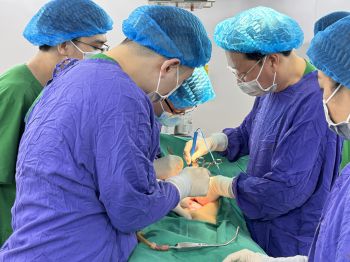 CỨU SỐNG BỆNH NHÂN CÓ KHỐI UNG THƯ BUỒNG TRỨNG “KHỔNG LỒ” KÈM BỆNH NỀN TIM MẠCH NGUY HIỂM